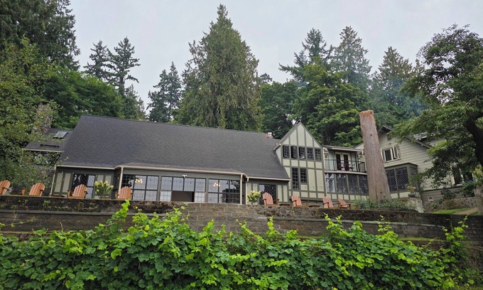 Seahurst Maison | Stunning High Bank 3 BDRM w/Ballroom on the Salish Sea