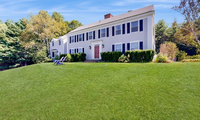 Clarendon Maison | Stunning hillside home on 60 acres - valley views, chef’s kitchen, near skiing