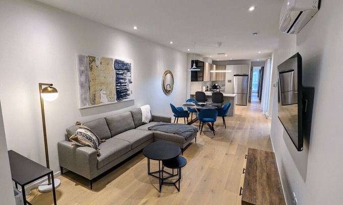 Plateau Mont Royal Appartement | Stunning Historic Apartment with Parc Lafontaine View