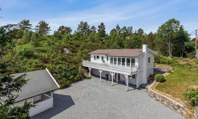 Fjell Maison | Stunning home in Fjell with WiFi
