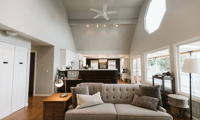 South Colby Maison | Stunning Home, Sound View, Sauna and Covered Deck