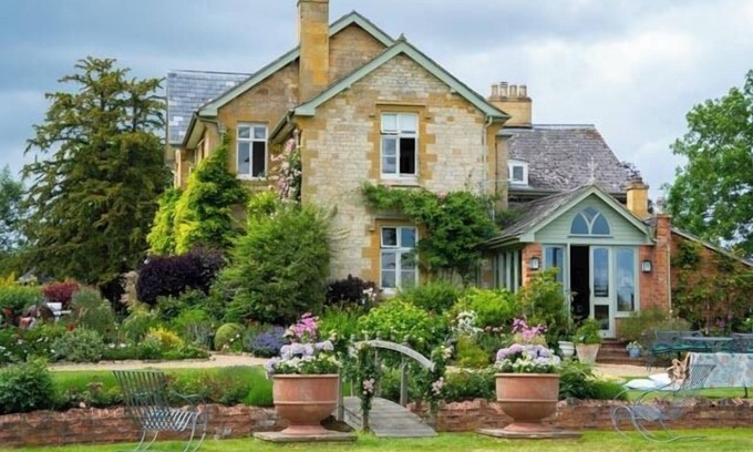 Broadway Maison | Stunning home with heated pool, hot tub, tennis court for 10 guests