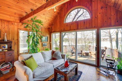 Athens Maison | Stunning Lake and Mtn Views Cozy Catskills Cabin!