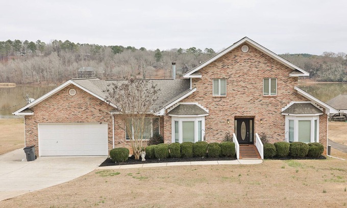 Riverside Maison | Stunning Lake House w/Large GAMEROOM