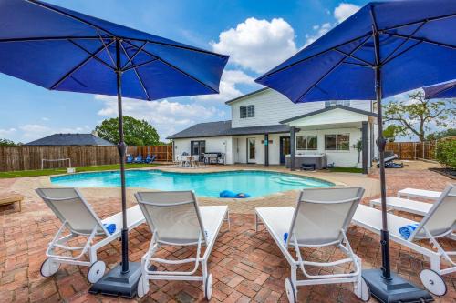 Lakewood Village Maison | Stunning Lake House with a Pool and Hot Tub