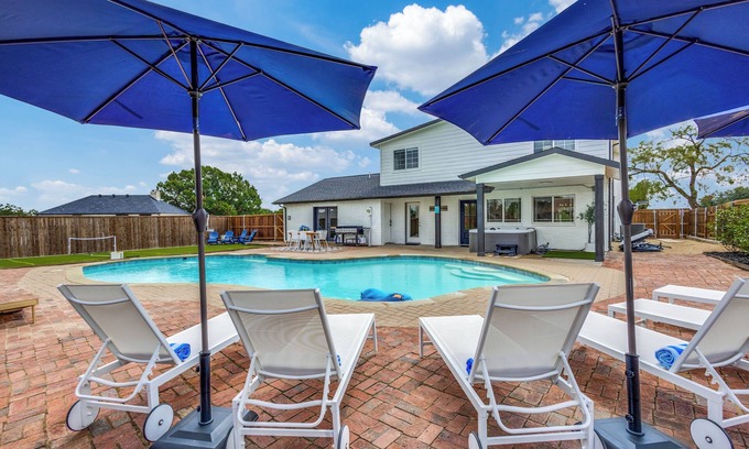 Lakewood Village Maison | Stunning Lake House with a Pool and Hot Tub