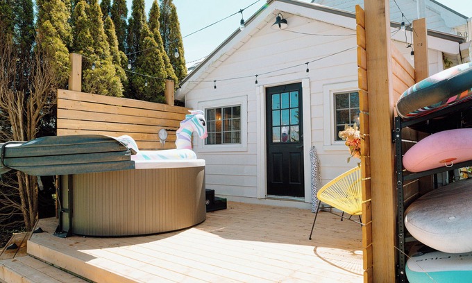 Port Stanley Cottage | Stunning Lake views/hot tub/fireplace/3 queen beds 1 double/foosball/firepit