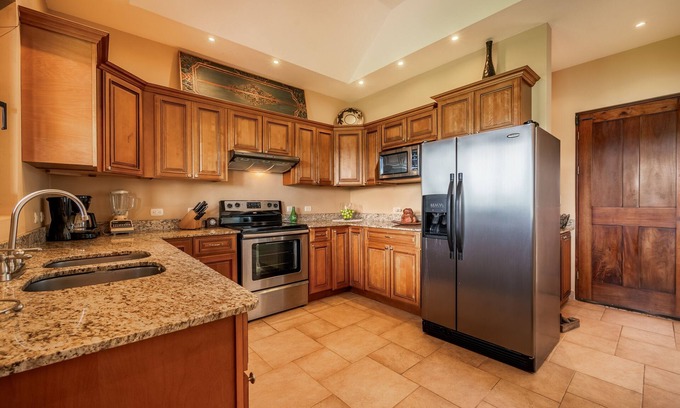 Tronadora Maison | Stunning Lake View Duplex with a Hot tub, WIFI, & Dog Friendly