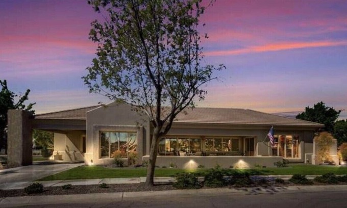 Val Vista Lakes Maison | Stunning lake view home with oversized jetted spa
