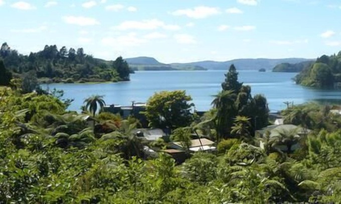 Okere Falls Maison | Stunning lake view plus either jetty space or on the water boatshed
