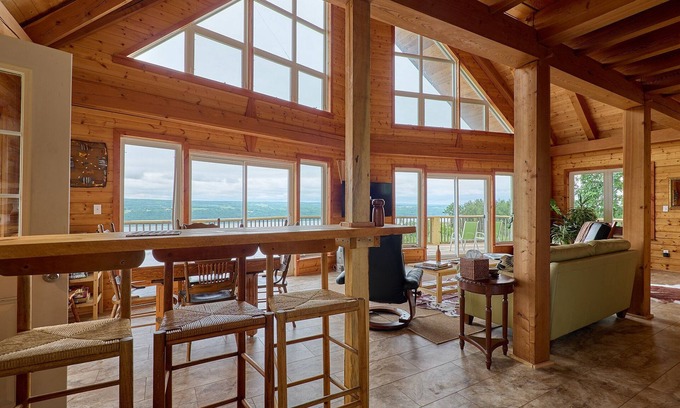 Burdett Cabine | Stunning Lake Views Wine Country,