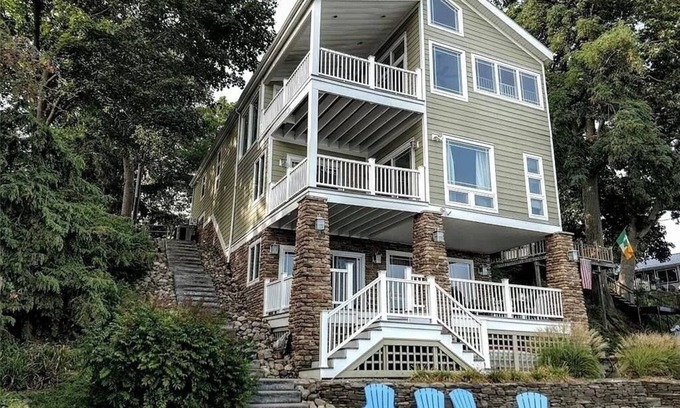 Penn Yan Maison | Stunning Lakefront Family Friendly getaway
