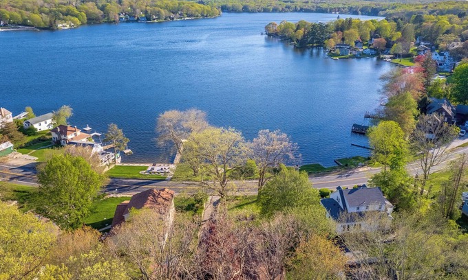 Columbia Maison | Stunning Lakeside Retreat
