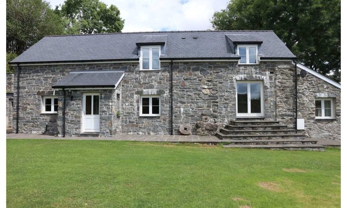Betws Gwerfil Goch Maison | Stunning large barn conversion in Betws Gwerfil Goch -Ty Cerrig Barn