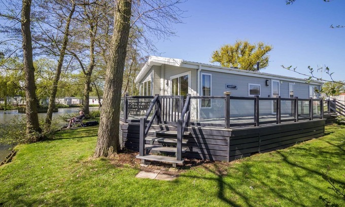 Clacton-on-Sea Cabine | Stunning lodge boasting lake views at Weely Bridge Holiday Park ref 69005L