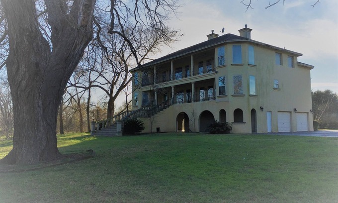 Seguin Maison | Superbe maison de style méditerranéen sur la rivière Guadalupe au centre-ville de Seguin