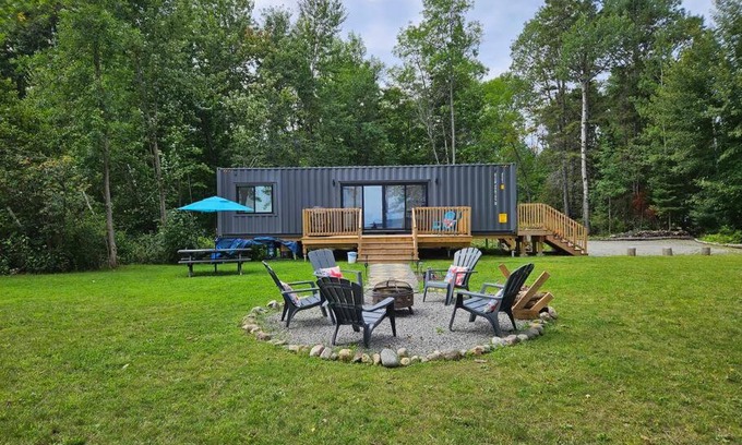 Killaloe Maison | Stunning Modern Container Home on Golden Lake