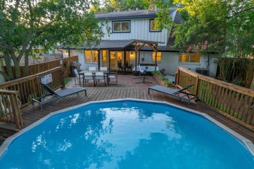 Westbury Maison | Stunning Modern Dream Home w Pool Grill Foosball
