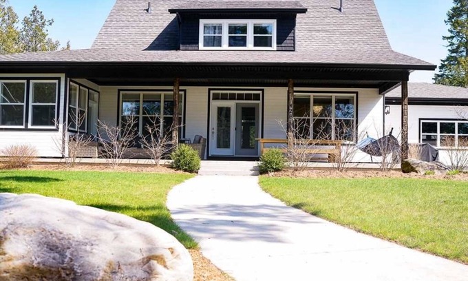 Southampton Maison | Stunning Modern Family Comfort Cottage Steps Away from Beach