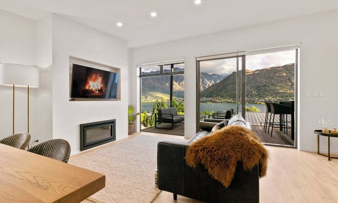 Frankton Maison | Stunning & modern home with fantastic lake views!