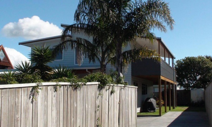 Whangamata Maison | Superbe maison de plage presque neuve à 150m de l'océan