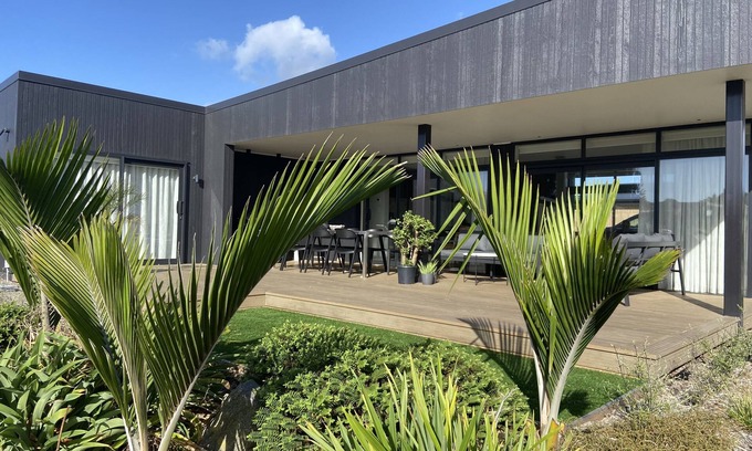 Waihi Beach Maison | Stunning Modern * Quiet * Family Friendly * Walk to beach & shops. Sleeps 10