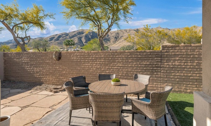 Foothills Maison | Stunning mountain views with trails- just minutes from the 202