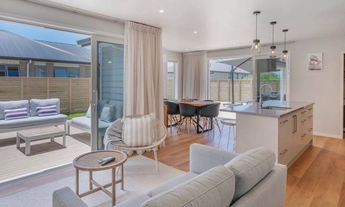 Whitianga Maison | Stunning new 4 bedroom 3 bathroom home close to town and the beach in Whitianga