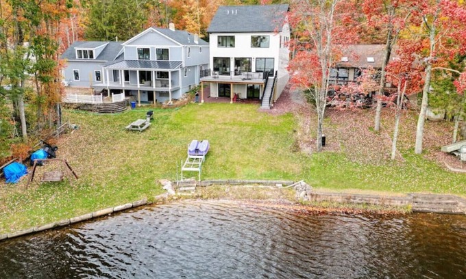 Penn Lake Park Maison | Stunning Newly Built Lakefront Home!