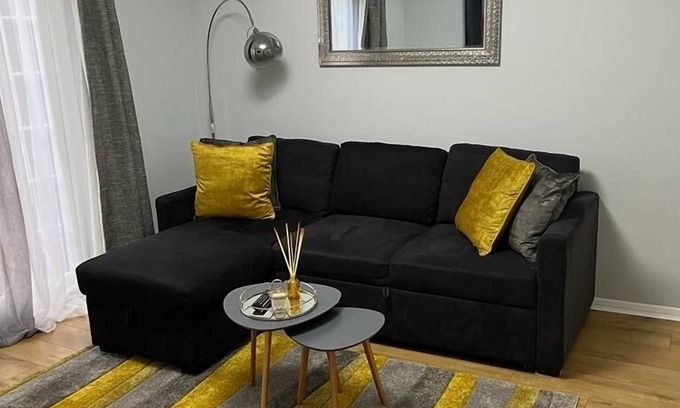 Custom House Appartement | Stunning Newly Decorated Flat with Own Entrance and Garden