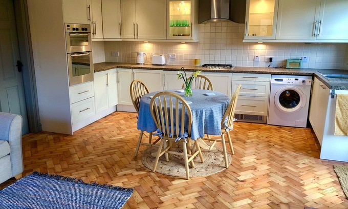 Bramerton Maison | Stunning Norfolk Flint Barn - Close to Norwich & The Broads