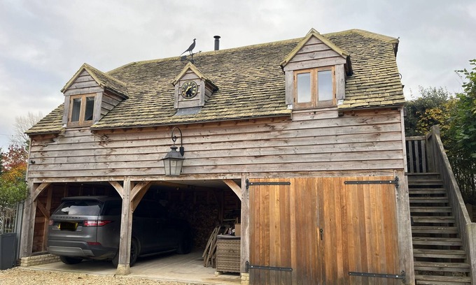 Clanfield Appartement | Stunning oak-framed Cotswold holiday home. Entire top floor.