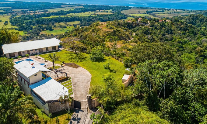 Jaco Maison | Stunning ocean view home with terrace, pool & full kitchen/WiFi !