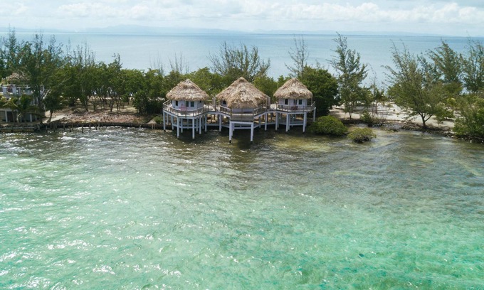 Thatch Caye Station Balnéaire | Stunning Ocean Views Bungalow w/ Private Walk-In Shower - A/C Included