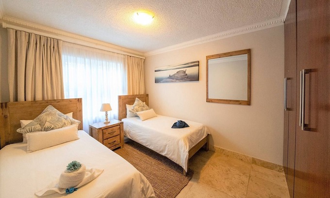 Jeffreys Bay Appartement | Stunning ocean vistas, near top surf spots, shops; private, all amenities.