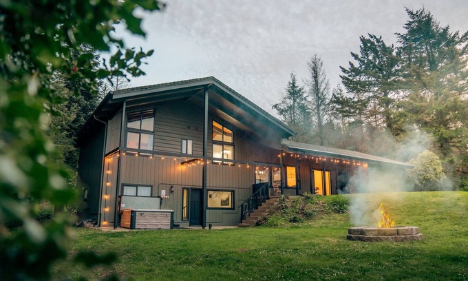 Waldport Maison | Stunning Oceanview Hillside Home w/ Theater & Spa