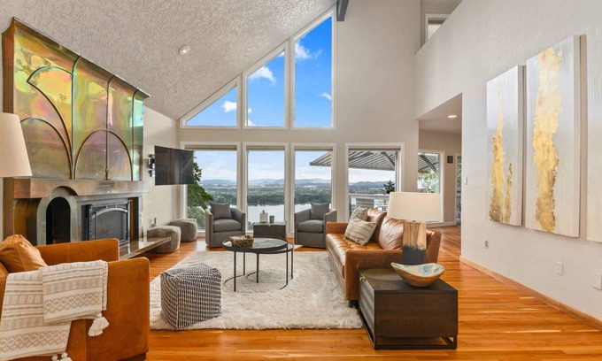 Camas Maison | Stunning Panoramic River and Mountain Views, Huge Covered Decks, Fire-Pit, Ping Pong, Gym, & More