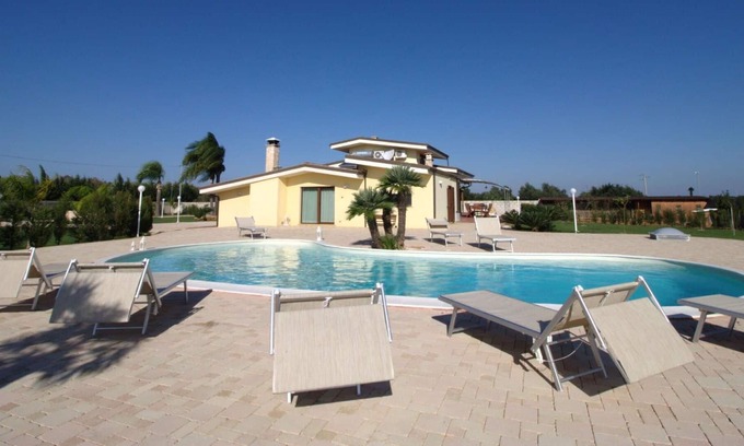 Melissano Villa | Maison de vacances privée avec climatisation, piscine privée, WIFI, bain à remous, TV, parking