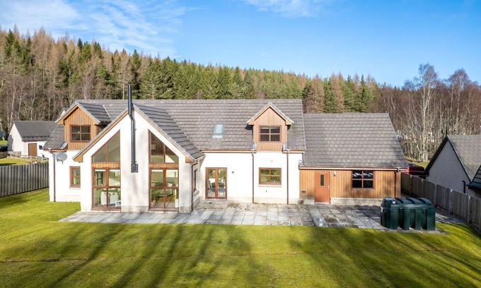 Aviemore Villa | Magnifique maison de vacances privée pour 8 personnes avec WIFI, TV, patio et parking