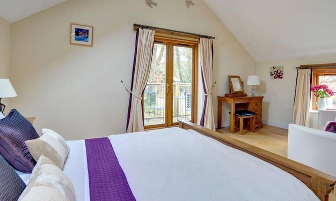 Pumpsaint Maison | Stunning private villa for 2 guests with WIFI, TV, patio, pets allowed, panoramic view and parking