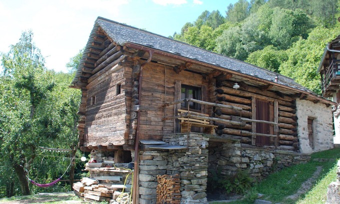 Semione Maison | Merveilleuse maison de vacances privée avec patio, animaux admis, vue panoramique et parking