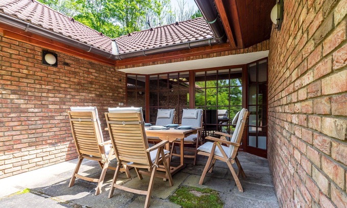 Clunek Maison | Magnifique maison de vacances privée avec piscine privée, WIFI, TV, patio et animaux admis