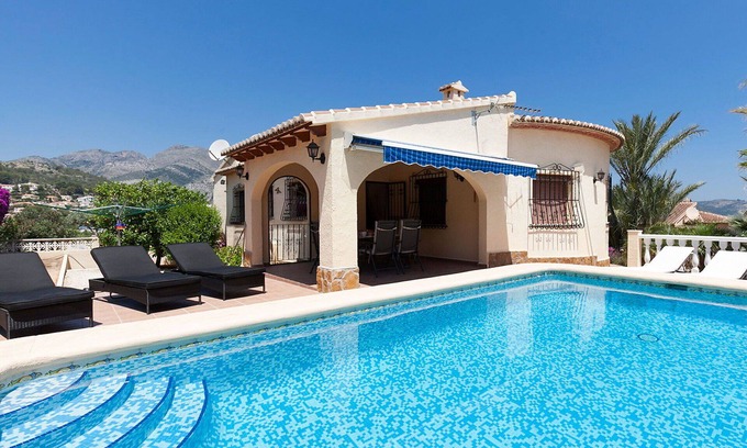 Orba Villa | Belle maison de vacances privée pour 6 personnes avec piscine privée, WIFI, TV et terrasse