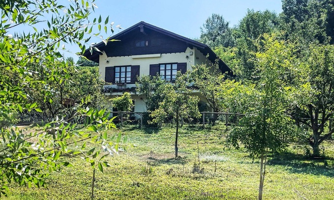 Asti Maison | Belle maison de vacances privée pour 6 personnes avec climatisation, WIFI, TV et terrasse