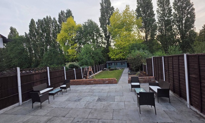 Walsall Maison | Stunning property with summer house sleeps 15