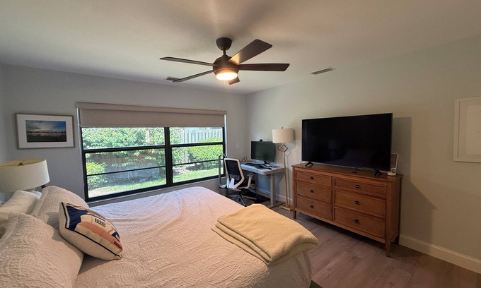 North Naples Appartement | Stunning Renovated 2BR/2BA in Beachwalk - Steps to Vanderbilt Beach