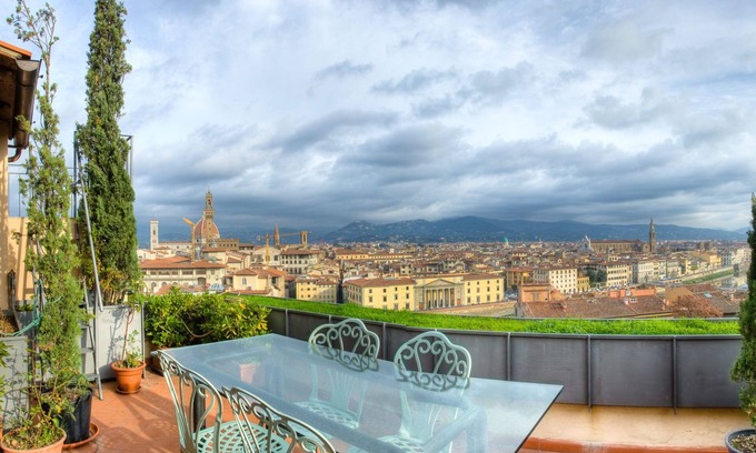 San Giovanni Appartement | Superbe Cental Penthouse rénové avec des vues incroyables! 5 terrasses et 5min de la ville