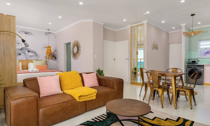 Lagoon Beach Appartement | Stunning Seaside Retreat | Mountain + Ocean Views