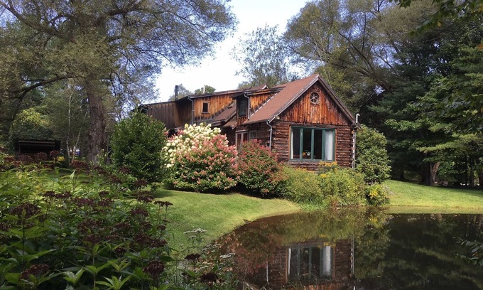 Andes Maison | Superbe maison en rondins isolée entourée de bois et d'eau