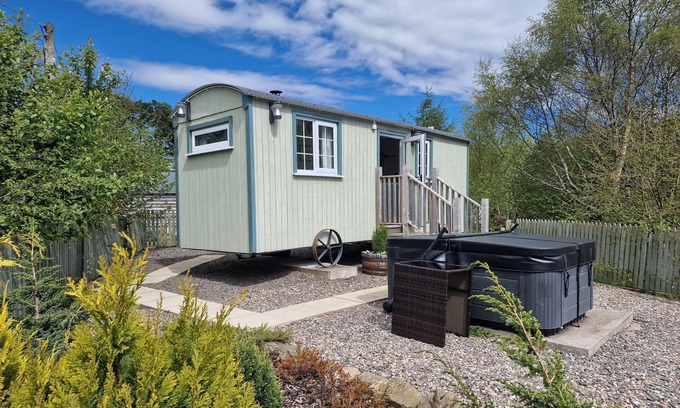 Blairgowrie Maison | Stunning Shepherds Hut with hot tub in secluded location overlooking mountains